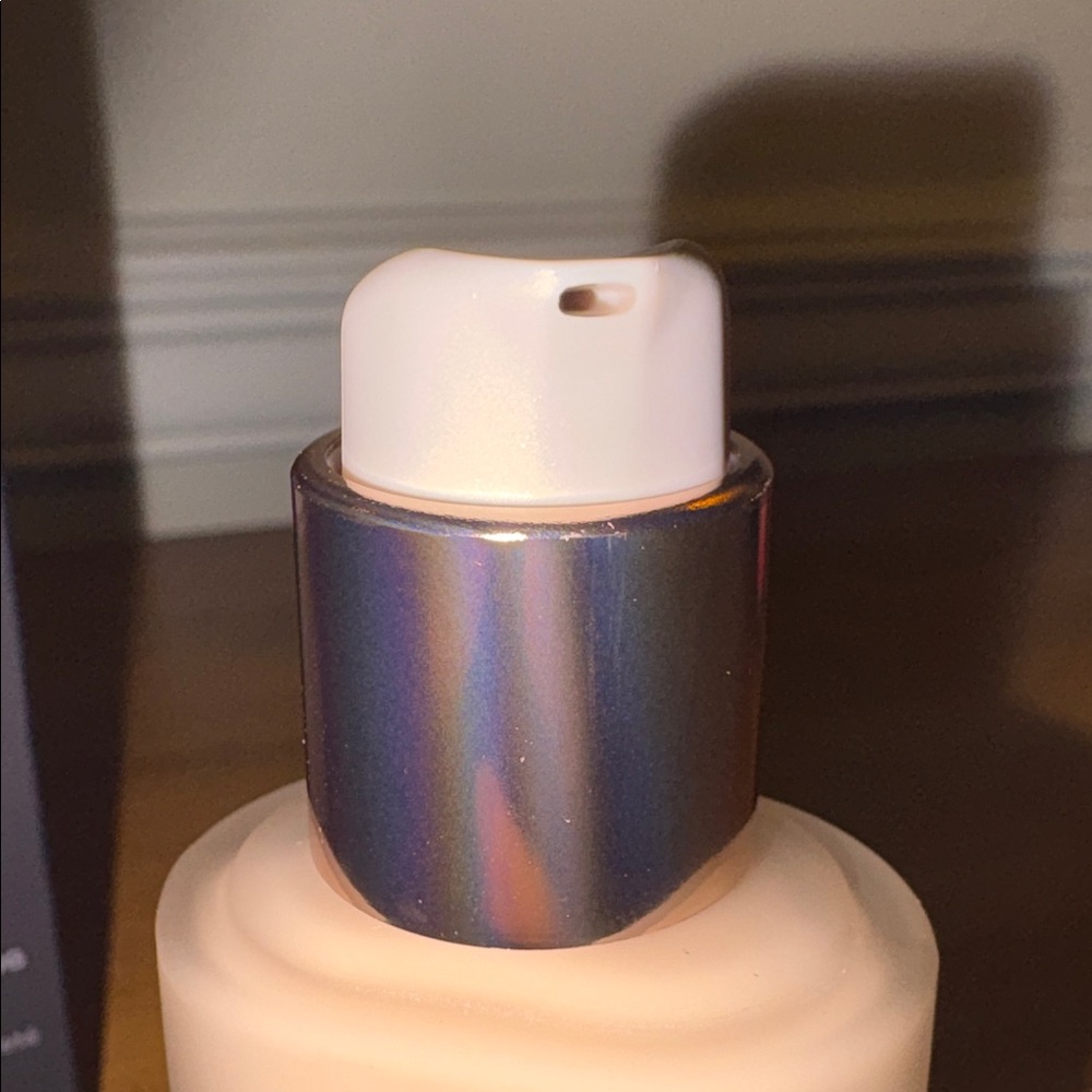 Laura Mercier Real Flawless Weightless Perfecting Foundation 2N1 Cashew NIB - Picture 3 of 3